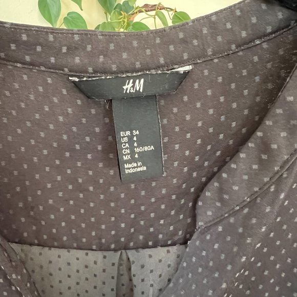 H&M Charcoal Gray Polka Dot Button Down Top Blouse sz 4 - Picture 3 of 5